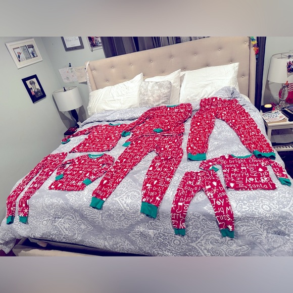 Carters Family of 4 CHRISTMAS PICTURE pajamas bundle 8 pieces! - Picture 1 of 16